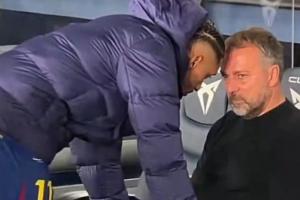 世体：弗里克赢球赛后不开心，是因为对比赛判罚非常生气