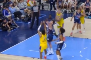 丝滑小连招！布朗尼左手变向转身后仰 压哨命中