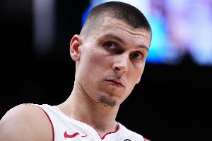 打得不太好！希罗17中6&三分11中6拿24分 正负值-18并列全队最低