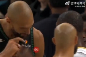 秃然的自我！戈贝尔赛后与杰伦·布朗讨论发型 大光头小白乱入