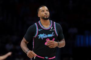 中规中矩！鲍威尔半场7中3拿到9分 三分4中2