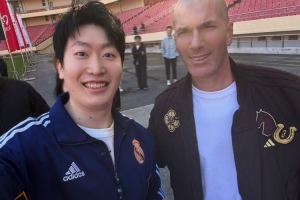 管泽元分享和齐达内合照：昨日在虹口足球场踢球碰到一个光头大爷