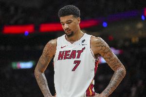 遮天蔽日！韦尔腾空暴起 排球大帽扇飞艾维投篮