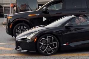 布加迪也堵车！停车场附近有违停 保安让东契奇绕路