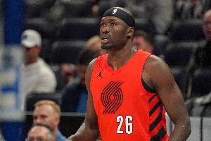 机会更少！里斯仅出战3分25秒 2中0一分未得&仅拿1抢断