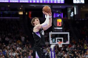 赶快找手感！马尔卡宁半场7中1&三分3中0拿到7分4板