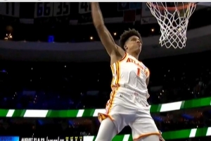 轻盈舒展！亚历山大-沃克抢断反击 背传杰伦·约翰逊单臂战斧劈扣