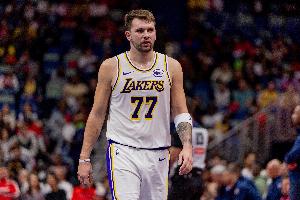 闲庭信步！东契奇侧翼突破 挤过防守轻松上篮打中