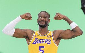 膝盖看来无大碍！艾顿打趣：我回来了 世界上最性感的七尺男儿