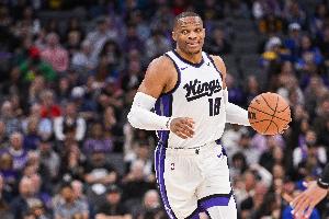 穿针引线！威少直塞助攻尤班克斯暴扣 半节收获5次助攻