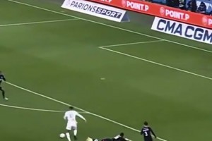 博主此前去看国足世预赛时感叹：世界就是一个巨大的曼联食堂！