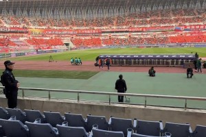 阿姨好啊！泰山美女球迷雷姨风姿绰约，今天我们都是泰山球迷