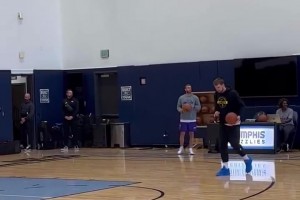 这身材确实很棒！哈登万圣节又去陪女朋友了