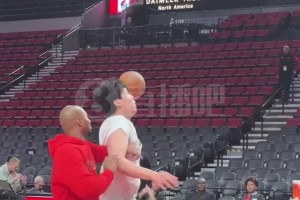 今天迎战联盟第一的雷霆！杨瀚森赛前和助教练习篮下卡位，以及抢板终结得分！