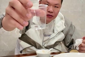 夜宵吃上东莞海鲜了！朱芳雨：杨瀚森正处于循序渐进的适应期~~