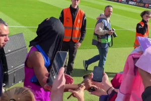 偷袭！亚马尔被球迷扔的球衣糊脸