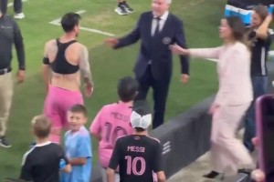 特朗普的孙子们抢着和梅西握手