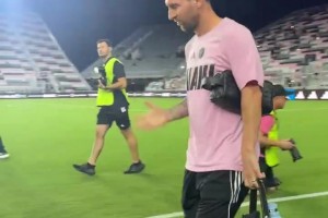 神情轻松！梅西赛前踩场时向场边球迷微笑致意~