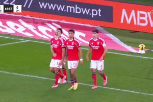 太逆天了！对手点球不进，本菲卡后卫解围“打进”自家球门！