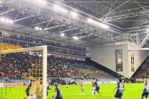 完美的弧线！柯蒂斯琼斯当年横空出世的一脚！解说瞬间沸腾！