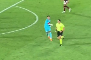 被暴力犯规都不吹！内马尔怒了冲裁判挥拳