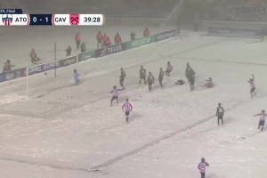 高空视角看看德里赫特扳平比分的进球，曼联的定位球设计有进步