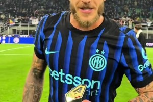 送穿透力极强助攻！迪马尔科赛后领取单场MVP奖杯