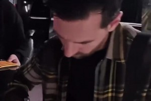 梅西哪怕偷偷到诺坎普都会被球迷找到，在停车场给巴萨球迷签名~