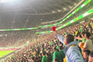 欢乐多！工体国安球迷自发红牌，给两位国际友人逗坏了