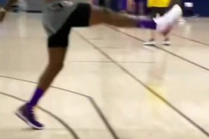 老詹在陪练无对抗的情况下脱手，气的直接踢飞篮球