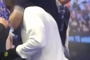 钢铁猛男最温柔的眼神！德保罗总是以拉丝的眼神望向梅西~