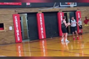 哈登：不是吧？我特么又成老大了？！