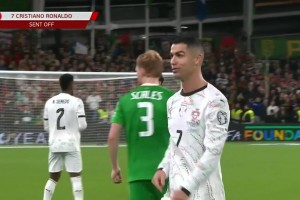 C罗肘击染红！C罗报复性肘击对手！主裁查看VAR后直红罚下！