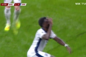 萨卡禁区内不停球精彩凌空斩破门！英格兰1-0领先塞尔维亚！
