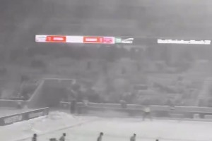 能花能省？魔笛和队友此前乘坐20欧廉价航空返回国家队！