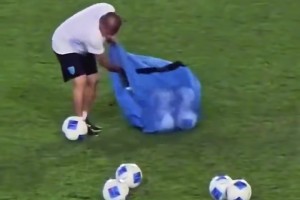 两个技术流的交锋！登贝莱穿裆过掉多库，多库甚至笑了！