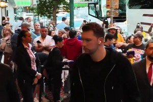 “巨星相十足～东契奇越来越有超巨相了”