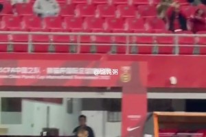 失去理智！汪士钦拉倒对手后又上手推，替补上场被直红罚下