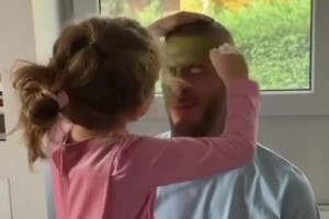 德赫亚女儿为老爹画了个美美的绿绿妆~是真宠女儿呀~