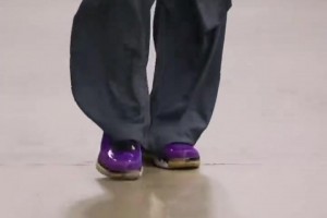 难道说？？！库里今天穿着韦德之道球鞋入场！！