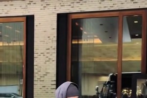 “火箭客场战胜骑士，赛前杜兰特为等候在酒店外的球迷签名...