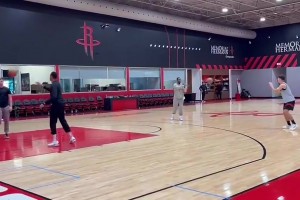 今天很炸！！！谢泼德训练都是三分线外一步练投篮啊！