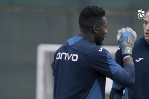 奥纳纳在训练中指导特拉布宗体育的年轻门将