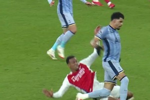 受伤缺席！看看加布里埃尔北伦敦德比这次高难度解围