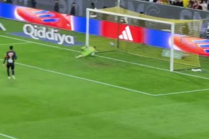 泰山球员现身齐鲁超赛决赛现场，泽卡马德鲁加彭啸与球迷互动