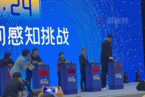 篮球人手感！姚明体验 24 秒时间感知挑战，与小孩哥一起完美卡秒