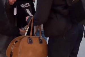 大战一触即发！拜仁全队抵达伦敦视频