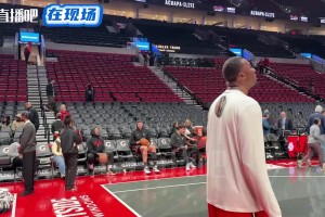 整花活利拉德和克林根赛前训练，在板凳席PK坐投三分~