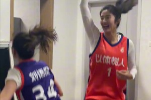 身高够！美女守门员赵丽娜晒视频：退役足球运动员体验打篮球一天