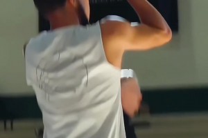 超清慢动作看库里一段式投篮细节！大家快学起来虐兄弟吧！